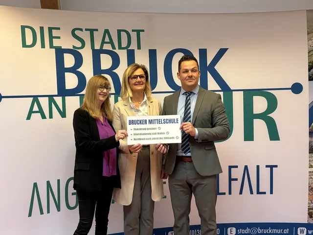 Die Freude über den Verhandlungserfolg stehen MS-Direktorin Marianne Maier, Bgm. Susanne Kaltenegger und Vizebürgermeister Raphael Pensl ins Gesicht geschrieben. | Foto: MeinBezirk/Angelika Kern