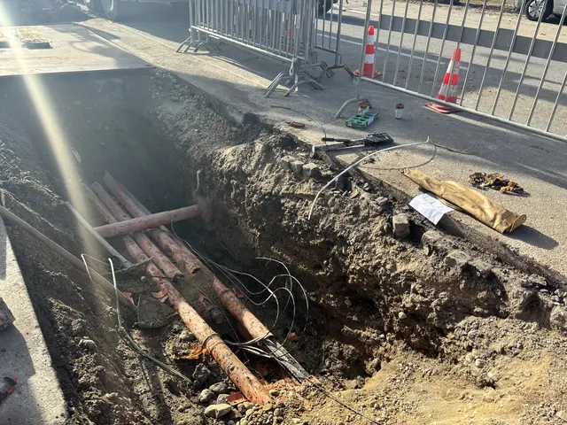 Techniker:innen sind vor Ort, um den "Kabelsalat" zu flicken.  | Foto: MB/Wiesbauer