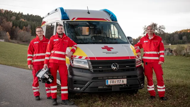 Unterwegs mit dem neuen RTW (von links): die drei Notfallsanitäter Manuel Reindl, Alexander Keppelmüller und Florian Inreiter. | Foto: OÖRK/Jasmin Preslmayr