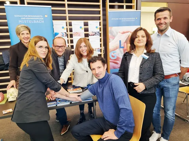 Große Freude herrschte über das vielfältige Angebot und den regen Zuspruch der
Schülerinnen und Schüler am Infostand des PBZ Zistersdorf und der GuKPS Mistelbach –
vorne vlnr.: Schülerin der GuKPS Jessica Hamsa; LAbg. René Lobner; Pflegedirektorin
Roxana Nicola, BSc MSc; Kaufmännischer Direktor Christoph Schneider, MA; - dahinter vlnr.: Bezirkshauptfrau Mag.a Claudia Pfeiler-Blach; interim. Direktor GuKPS
Mistelbach Mag. Wilhelm Schild; Nationalrätin Angela Baumgartner  | Foto: PBZ Zistersdorf