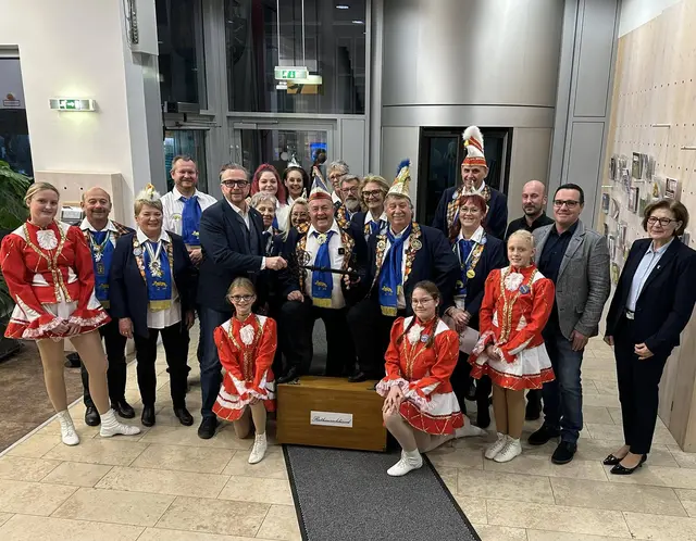 Der hölzerne Safe für den Rathausschlüssel war in Köflach ein Hindernis. Bürgermeister Helmut Linhart überreichte den Schlüssel der Faschingsgilde. | Foto: Stadtgemeinde Köflach