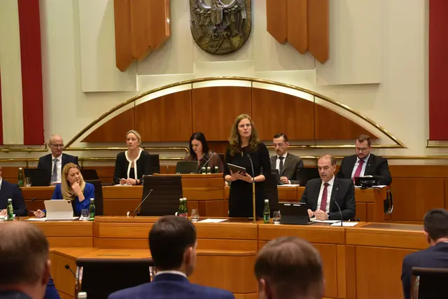 Landeshauptmann-Stellvertreterin Anja Haider-Wallner stellt sich den Fragen der Abgeordneten bei der Fragestunde.  | Foto: MeinBezirk/Stefan Schneider