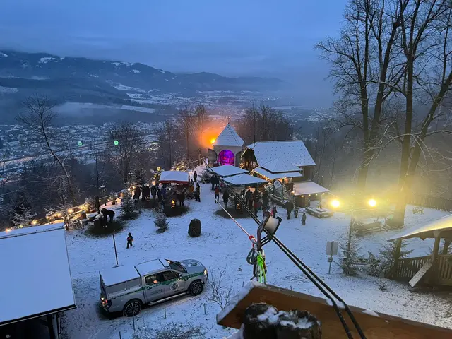 Zum Glück niemand verletzt: Über das Bergungseil der Bergrettung kommt dieses Mal das Christkind. 