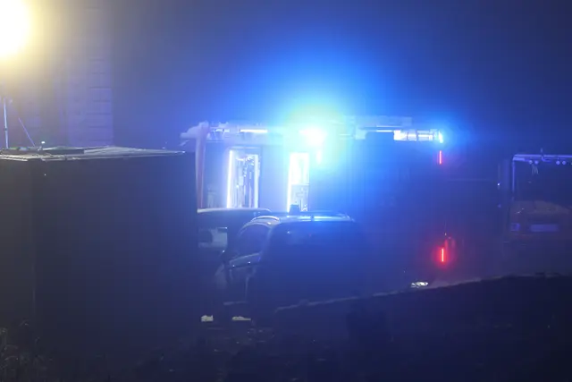 Ein Vorderkipper stürzt beim Kraftwerk in Lambach um – die Feuerwehr musste ausrücken, um den Lenker aus der Fahrzeugkabine zu befreien. | Foto: laumat.at