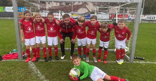 Die jungen Kicker mit ihren Trainer Bernhard Kronsteiner. | Foto: SV Weyer