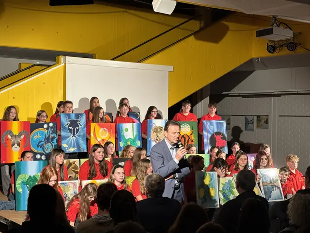 Schulqualitätsmanager Alfred Grünstäudl eröffnete die Vernissage offiziell. | Foto: Bernhard Schabauer