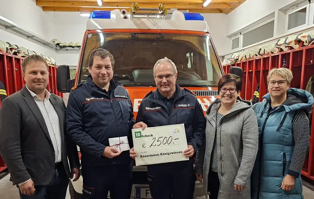 Von links: Vizebürgermeister Franz Lumetsberger, FF-Kommandant Karl Windhager, FF-Kommandant-Stellvertreter Harald Spiegl, Ortsbäuerin Sabine Obereder, Ortsbäuerin-Stellvertreterin Michaela Prandstätter. | Foto: Lumetsberger