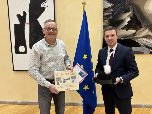 Christian Moser überbrachte stellvertretend an den stv. Kabinettschef Johannes van den Bossche die Einladung zur Tux-Zillertaler Gauderfestschau in Brüssel an den EU-Landwirtschaftskommissar Christophe Hansen.

