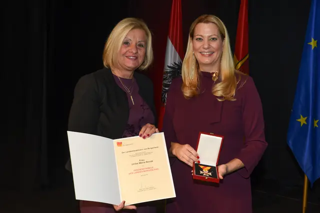 Verdienstkreuz für Ulrike Novak | Foto: Landesmedienservice Burgenland / Hafner
