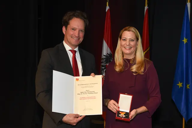 Silbernes Ehrenzeichen für Florain Thaddäus Bayer | Foto: Landesmedienservice Burgenland / Hafner