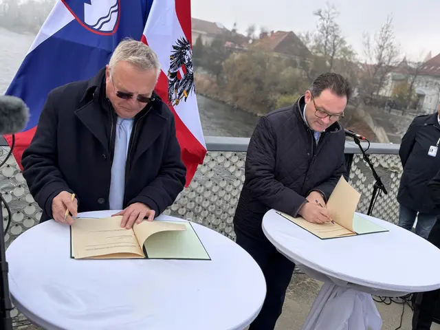 Ein historischer Moment: Umweltminister Norbert Totschnig und sein slowenischer Amtskollege Jože Novak unterzeichneten die go Mura-Deklaration. | Foto: MeinBezirk/Gerda Sammer-Schmidt