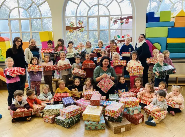 Kleine Hände, große Herzen: Gemeinsam mit ihren Pädagoginnen verpackten die Kinder 64 Weihnachtsgeschenke. | Foto: !Biku Villa