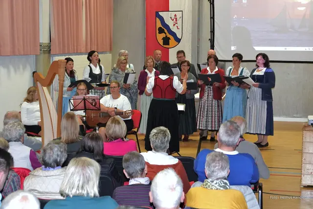 Die Familienmusik Grünwald und die Singgemeinschaft Muhr umrahmten die  Jubiläumsfeierlichkeiten „40 Jahre Salzburger Bildungswerk Muhr“. | Foto: Helmut Kandler