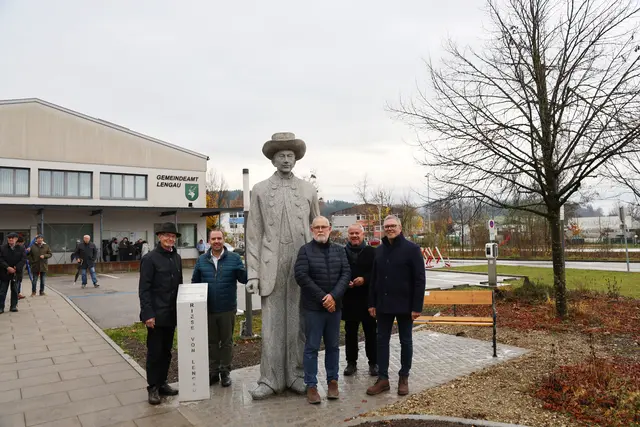 Feierliche Einweihung des "Riesenplatzerls" vor dem Friedburger Gemeindeamt. | Foto: Verein der Freunde des Riesen von Lengau