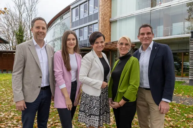 Von links: Thomas Maierhofer (GF, Salzburg Wohnbau), Stefanie Bauregger (Salzburg Wohnbau), Bürgermeisterin Tanja Kreer, Nadja Areh Gruber (Heim- und Pflegedienstleitung) und Vizebürgermeister Piero Ploner.

  | Foto: Salzburg Wohnbau