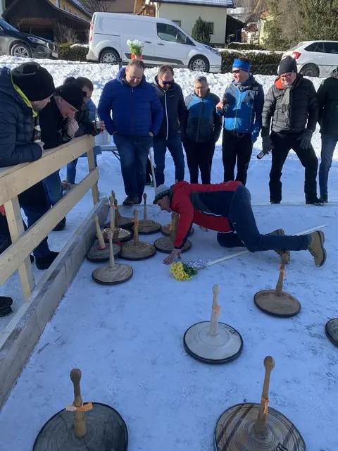 (Archivfoto) Millimeterentscheidungen in Lessach, wo im Winter 2024/2025 nach fast zehn Jahren Pause wieder ein Eisstock-Wettkampf stattfand. Die neue Eisbahn am Sportplatz wurde zur Bühne eines spannenden Duells zwischen der Historischen Schützenkompanie und dem Kameradschaftsbund. | Foto: Wolfgang Schröcker