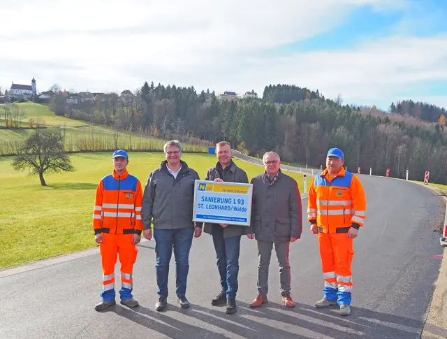 Michael Ritzinger (Straßenmeisterei Waidhofen/Ybbs), Franz Grottenthaller (Leiter der Straßenmeisterei Waidhofen/Ybbs), LAbg. Alexander Schnabel (i.V. LH-Stv. Udo Landbauer), DI Franz Stiedl (Leiter der NÖ Straßenbauabteilung Amstetten), Helmut Besendorfer (Straßenmeisterei Waidhofen/Ybbs). | Foto: NÖ STD