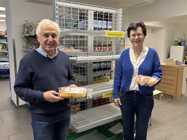 Gemeinsam wollen wir vor Weihnachten die Regale gut befüllen: Obfrau Christine Koller und Vorstandsmitglied Franz Hartinger danken allen Spenderinnen und Spendern für die Unterstützung. | Foto: MeinBezirk/Waltraud Fischer