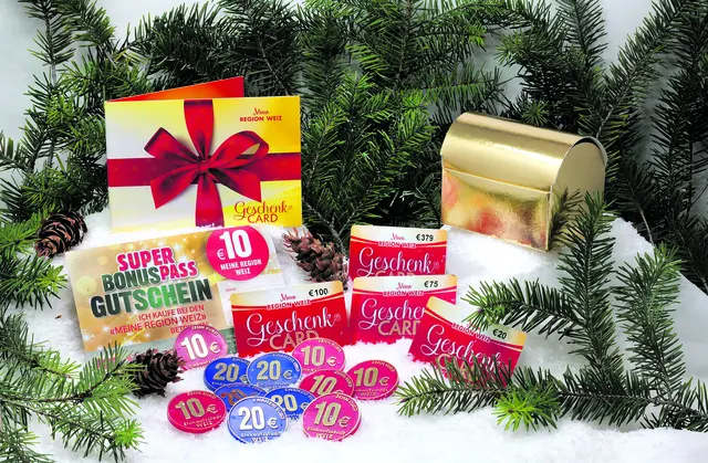 Das perfekte Geschenk: Mit der GeschenkCARD und der Geschenkmünze der Einkaufsstadt Weiz den regionalen Handel unterstützen. | Foto: Digitiv