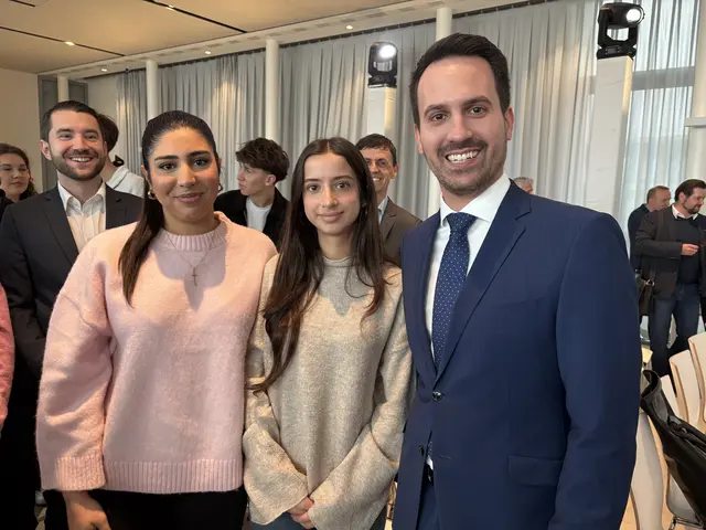 Esra (l.) und Elvan plauderten mit Bildungsminister Wiederkehr (Neos) über ihre Ideen für das Bildungssystem. | Foto: Nicole Gretz-Blanckenstein/MeinBezirk