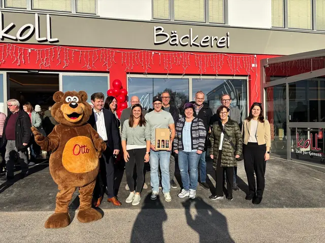 Bürgermeister Johann Heisz, Gemeinderepräsentanten sowie Reinhold und Melanie Koll bei der Eröffnung der Bäckerei in Oberpullendorf. | Foto: Nicole Wukovits