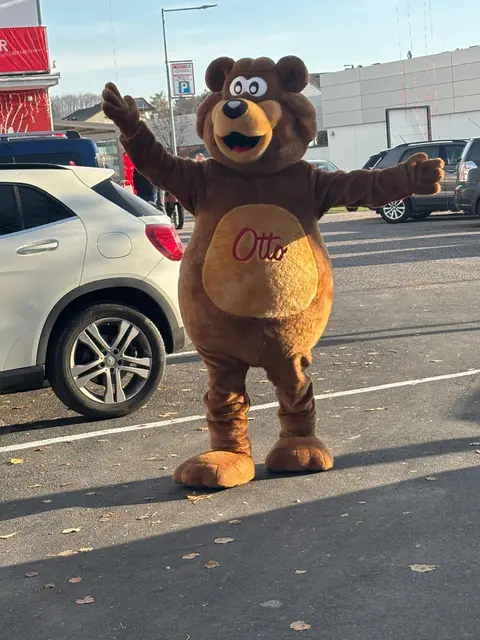 Otto Bär, das Maskottchen der Bäckerei Koll, begrüßte die kleinen und großen Gäste. | Foto: Nicole Wukovits