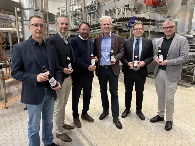 Offizieller Startschuss bei der Eröffnung zur neuen Abfüllanlage. | Foto: Bernhard Schabauer