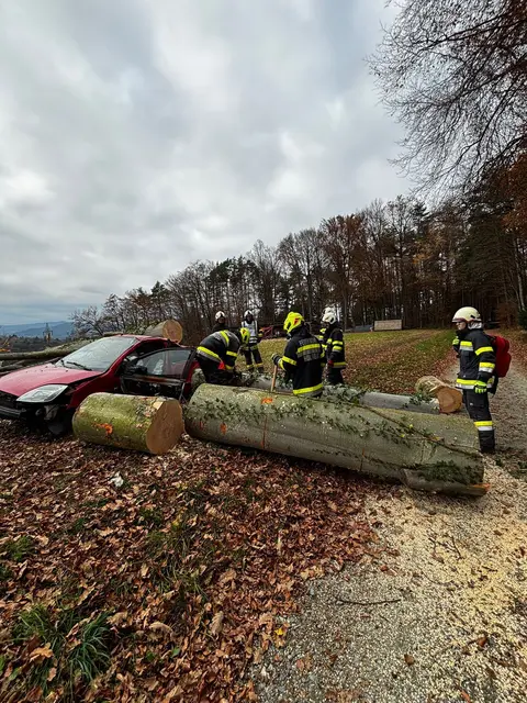 Nachdem die fünf Verletzten beim Sanitätsplatz behandelt wurden und der Übungsleiter „Brand aus“ gegeben hatte, konnte mit den Aufräumarbeiten begonnen werden. | Foto: Feuerwehren A05