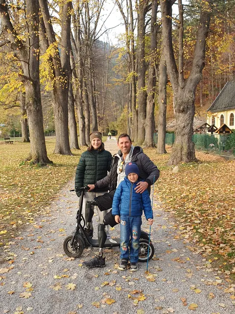 Jürgen Holzinger mit seinen Kindern: In Kürze veröffentlicht er sein drittes Buch. | Foto: Privat / Holzinger