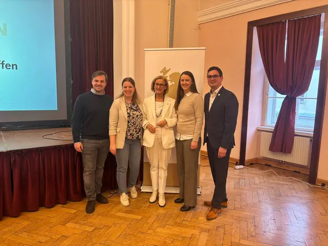 Gemeindebund Vizepräsident Lukas Zehetbauer, die jüngste Bürgermeisterin Österreichs Nicole Thaller aus Hofkirchen im Traunkreis, Landeshauptfrau Johanna Mikl-Leitner, NÖ Gemeindebund Vizepräsidentin Bernadette Geieregger und Melks Bürgermeister Patrick Strobl beim Jungbürgermeister-Treffen in Melk.