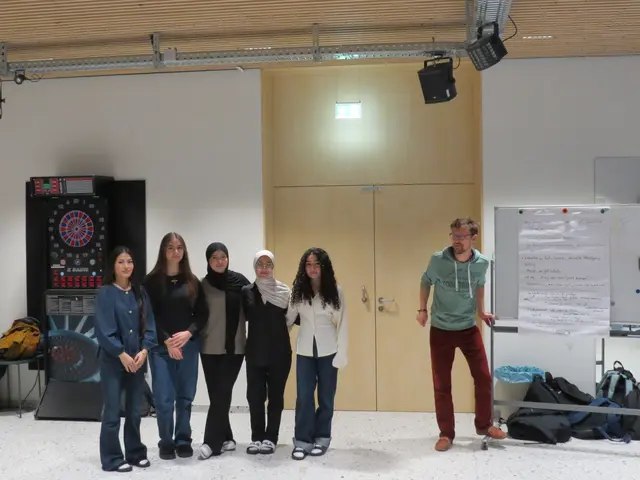 Najla, Irem, Busra, Nour und Yade spielen eine Theaterszene rund um das Tragen des Kopftuches. | Foto: Sabine Krammer