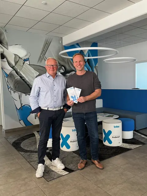 Triflex-Geschäftsführer Karl Hofer (links) und Dominik Steinbichler bei der Spendenübergabe. | Foto: Triflex