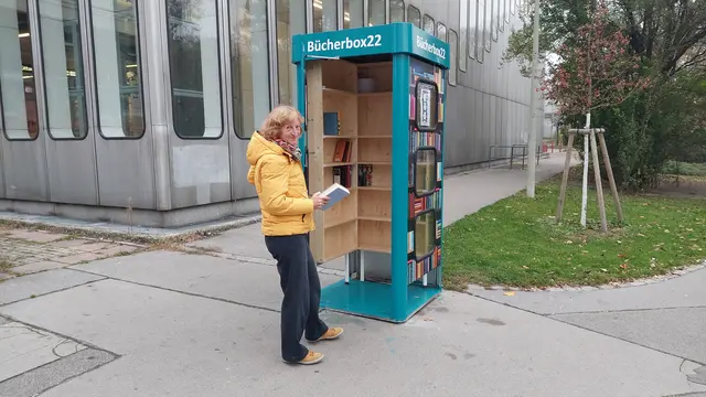 Nach zwei Jahren der Bemühungen hat die Bezirksbewohnerin Regina Fuchs eine Bücherbox in Kaisermühlen erwirkt. Am 14. November wird sie eröffnet. | Foto: Regina Fuchs