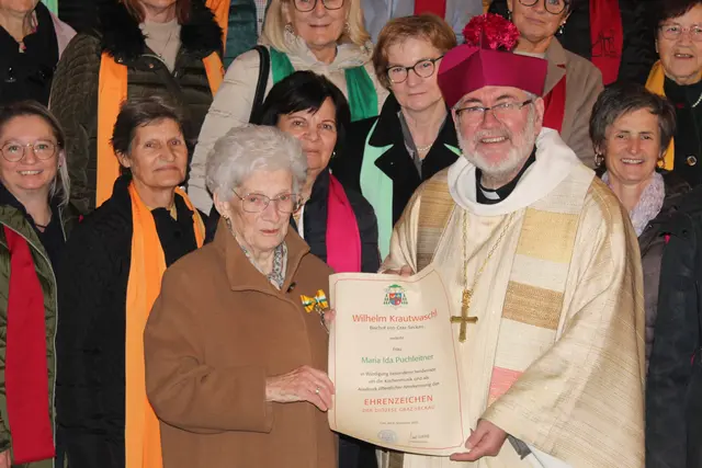 Organistin Ida Puchleitner erhielt aus den Händen von Pfarrer Alois Kowald das Ehrenzeichen der Diözese Graz-Seckau. | Foto: Karl Lenz