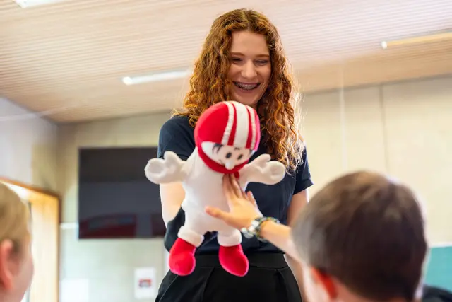Mit der Puppe „HELMI“ lernen die Kinder spielerisch wichtige Infos zum Straßenverkehr. | Foto: KFV/Michael Sabotha