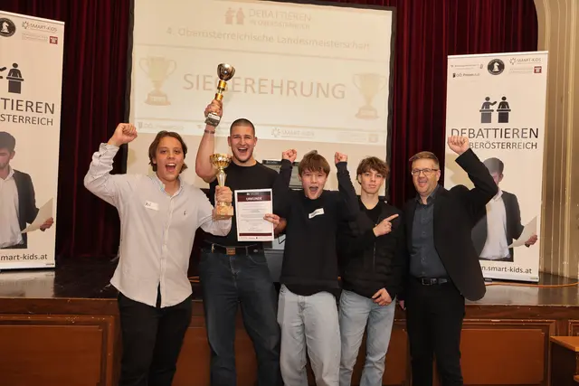 Jubel ob des tollen Erfolges: Schulleiter Beuer mit seinen erfolgreichen Schülern des Akademischen.