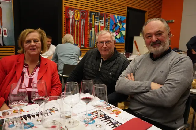 Winzerikonen Hans "John" und Anita Nittnaus mit Franz Kast beim Weinstammtisch im Saal des Weinwerks | Foto: Andrea Glatzer