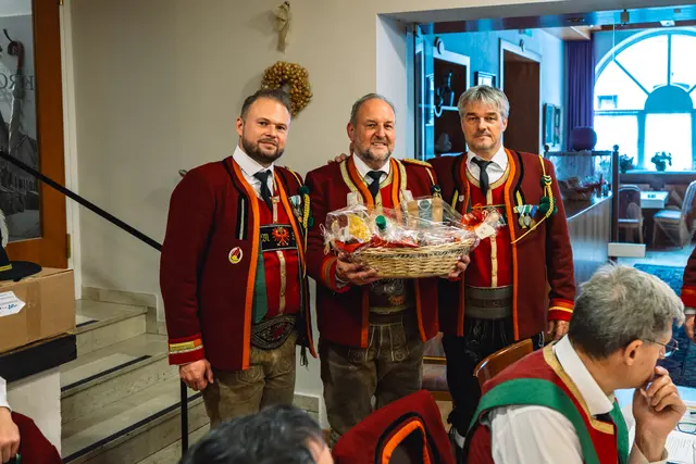 Nach beeindruckenden 33 Jahren im Amt des Hauptmanns übergab Major Paul Hauser das Kommando der Schützenkompanie Matrei am Brenner an seinen neu gewählten Sohn Matthias – ein außergewöhnlicher Moment, der die Verbindung von Tradition, Familie und Verantwortung selten deutlicher verkörpert hat. | Foto: Pernsteiner