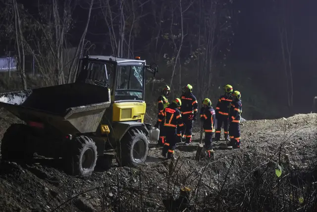 Ein Vorderkipper stürzt beim Kraftwerk in Lambach um – die Feuerwehr musste ausrücken, um den Lenker aus der Fahrzeugkabine zu befreien. | Foto: laumat.at