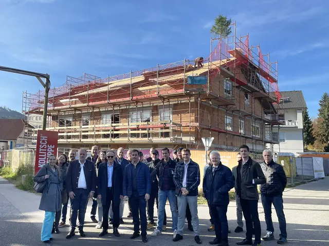 Feierliche Gleichenfeier in der Feldgasse: Dr. Birgit Rader (zuständig für den Verkauf, Dr. Rader Immobilien) Bürgermeister Martin Treffner (Feldkirchen), Bauträger Heimo Stromberger (FG1 Projekt GmbH), Vertreter der Kollitsch-Bau GmbH (Generalunternehmer) | Foto: Dr. Rader Immobilien
