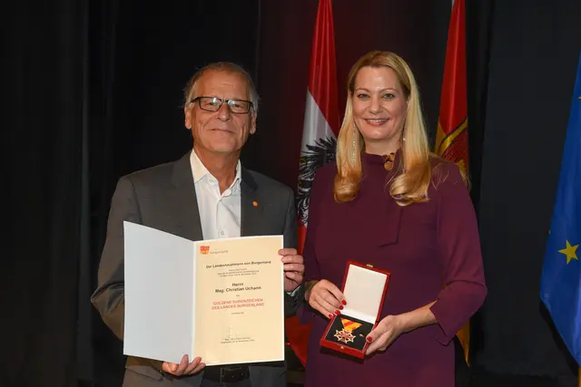 Christian Uchann erhielt das Goldene Ehrenzeichen von Landesrätin Daniela Winkler überreicht. | Foto: Landesmedienservice Burgenland / Hafner