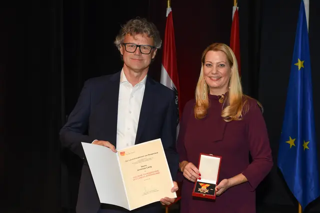 Goldenes Ehrenzeichen für Andreas Lang  | Foto: Landesmedienservice Burgenland / Hafner