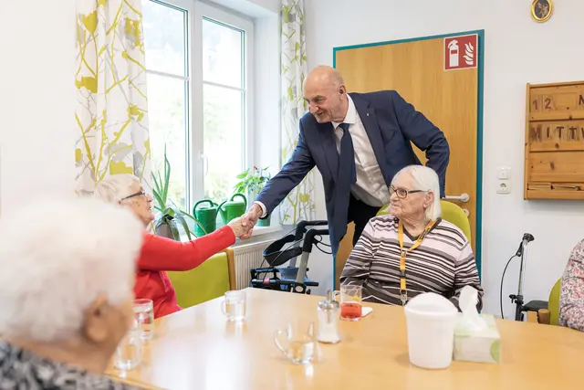 Soziallandesrat Christian Dörfel machte sich ein Bild von den Einrichtungen. | Foto: Antonio Bayer