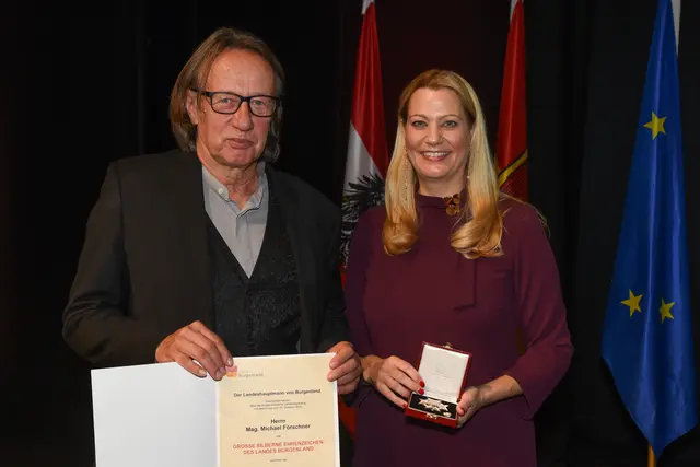 Großes Silbernes Ehrenzeichen für Michael Förschner  | Foto: Landesmedienservice Burgenland / Hafner