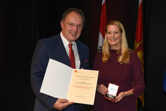 Großes Silbernes Ehrenzeichen für Johann Robert Pfarrwaller  | Foto: Landesmedienservice Burgenland / Hafner