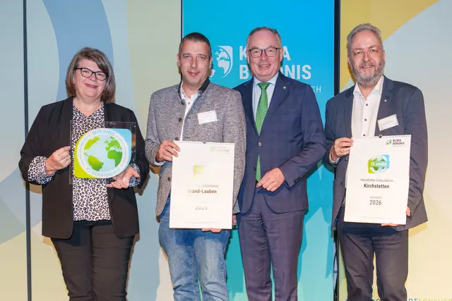 Auszeichnung für Brand-Laaben und Kirchstetten für 25 Jahre Klimabündnis. Am Foto: Petra Schön (Geschäftsführerin, Klimabündnis Niederösterreich), Jürgen Wallner (GR Brand-Laaben), LH-Stv. Stephan Pernkopf, Johannes Hölzl (Bgm. Kirchstetten) | Foto: Josef Bollwein