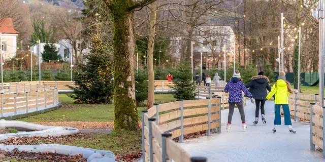 Ab Freitag, 14. November 2025, heißt es im Volksgarten wieder: Kufen anziehen und unter freiem Himmel losgleiten! Der Eiszauber startet in seine sechste Saison und bietet bis einschließlich 17. Februar 2026 ein besonderes Erlebnis für alle Eislauf-Fans.  | Foto: Stadt Salzburg/Alexander Killer 