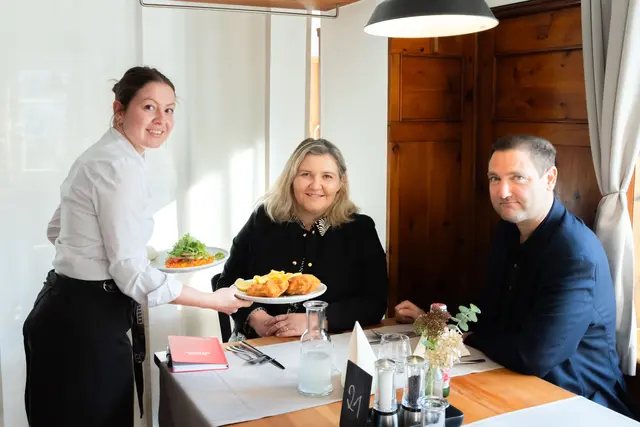 Gehobene österreichische Küche: Alexandra (l.) servierte im "Wienerwirt" Martina Maros-Goller und Robert Schöggl herrliche Schnitzel. | Foto: Konstantinov