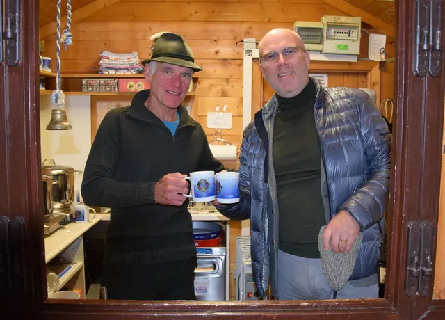 Lions Präsident Christof Kravtuske (rechts) und Standlwirt Peter Prechtl freuen sich mit ihrem gesamten Team, wieder viele Gäste bewirten zu dürfen. | Foto: Lions Club/Reimair