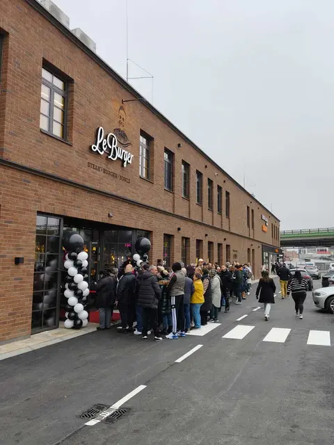 Menschenschlange vor Le Burger